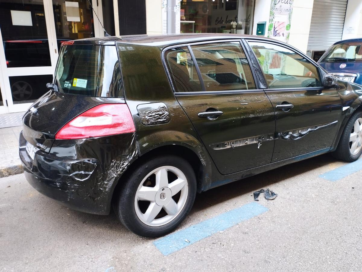 Las llamas causaron daños en varios coches aparcados.