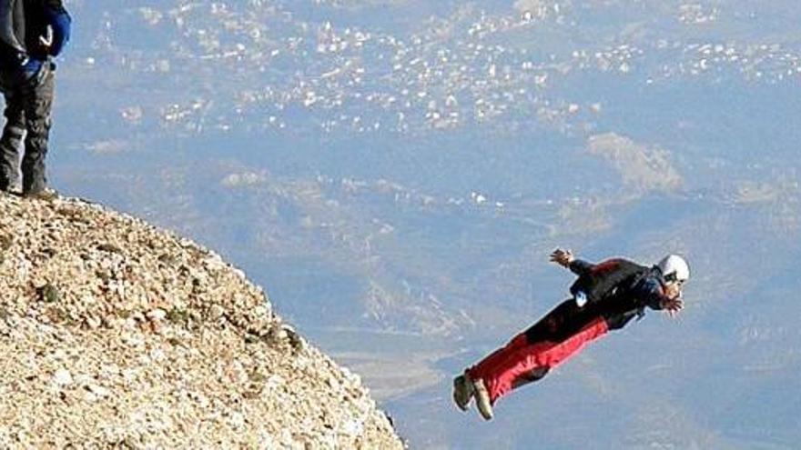 Un salt base realitzat des de la zona de Sant Jeroni de Montserrat