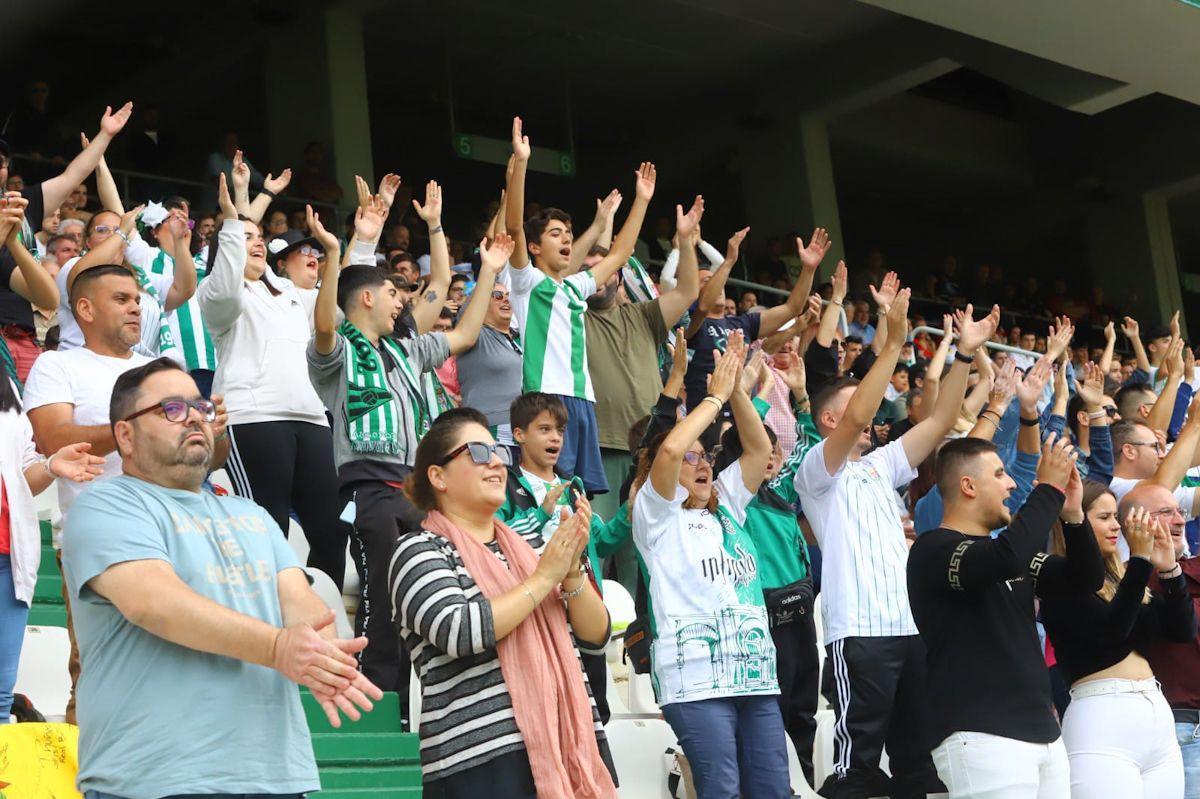 Aficionados en El Arcángel en el partido entre el Córdoba B y el Salerm Puente Genil.