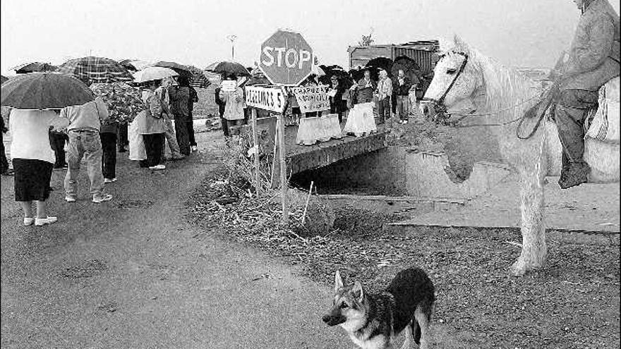 Los vecinos de Tapioles manifestándose en contra de las obras de la carretera de Villalpando