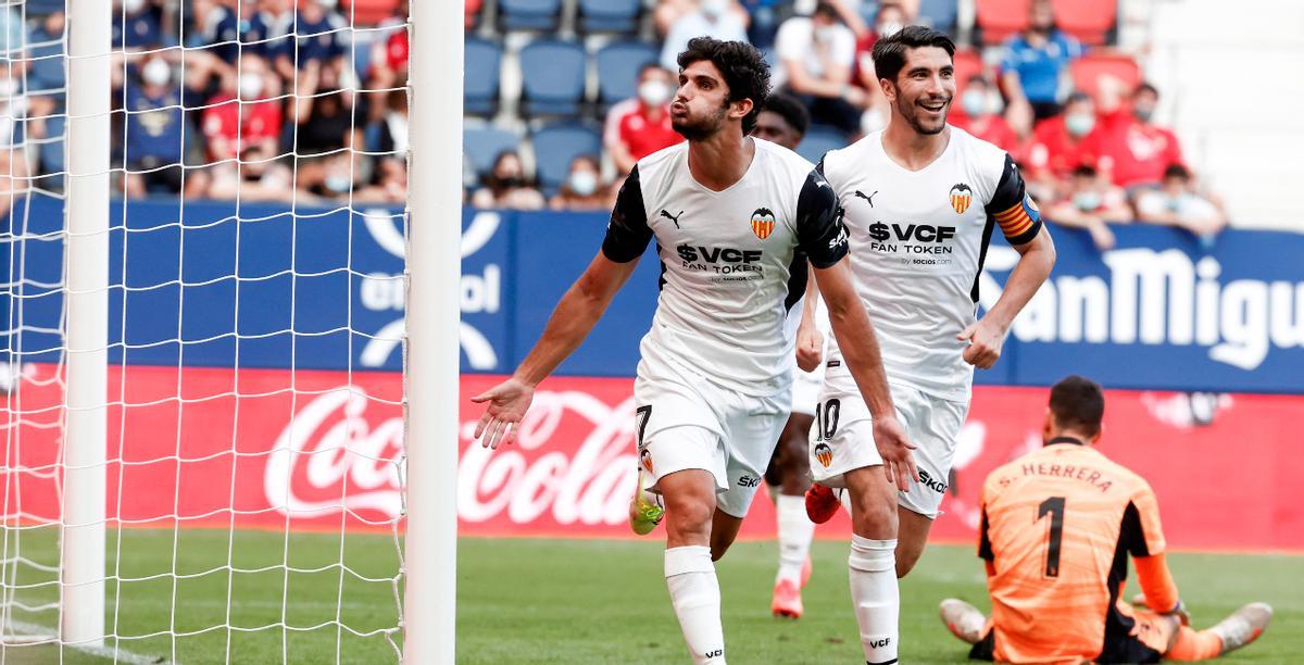El delantero Guedes en la celebración del gol ante el Osasuna en El Sadar