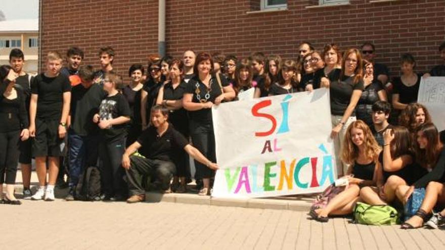 Imagen de la concentración realizada por la comunidad educativa del IES Beatriu Fajardo de Benidorm ayer dentro de la iniciativa &quot;Los lunes, de negro&quot; .