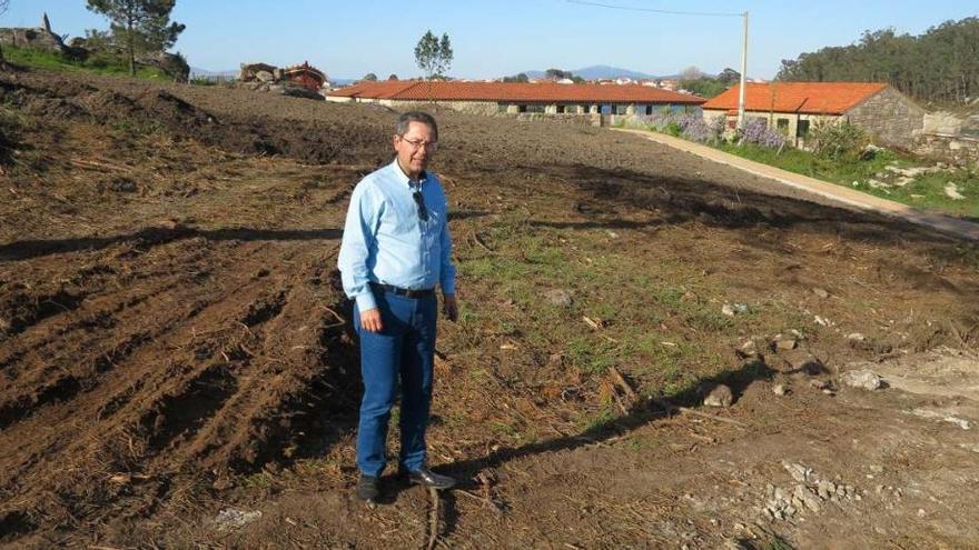 El alcalde de O Grove, durante su visita de ayer a la zona de Punta Moreiras donde se quiere formar una pradera vegetal.  // Muñiz