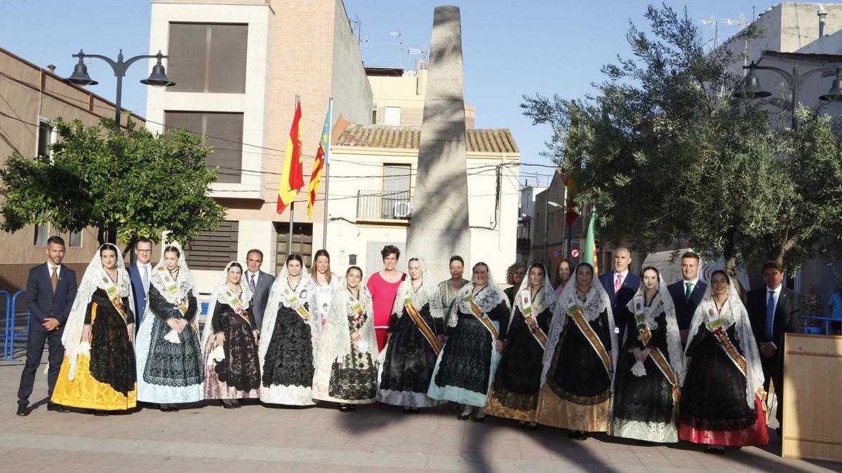 La ofrenda al Monolito por parte de las autoridades municipales y festivas fue uno de los momentos centrales del día.