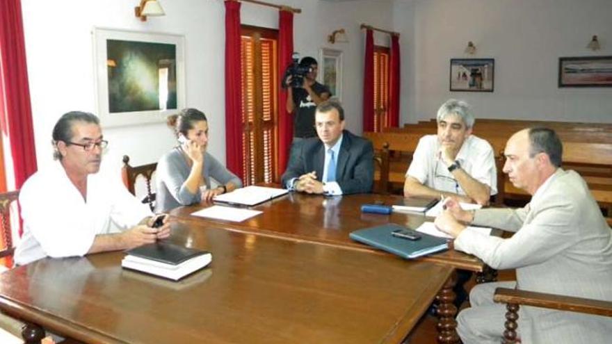 Los representantes del Consell, a la izquierda, frente al director de Telefónica en Balears.