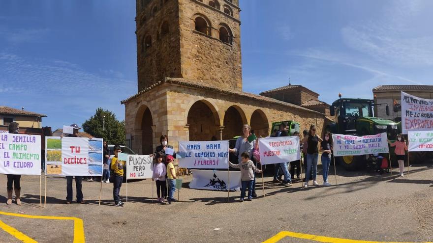 Manifestación en Tábara (Zamora) contra la expropiación de tierras de cultivo para poner placas solares