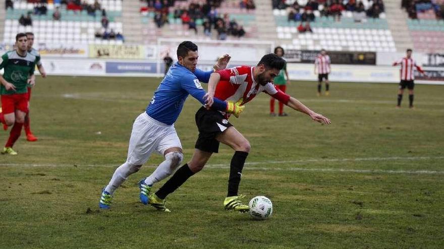 Jugada del partido entre el Zamora CF y el CD Villamuriel.