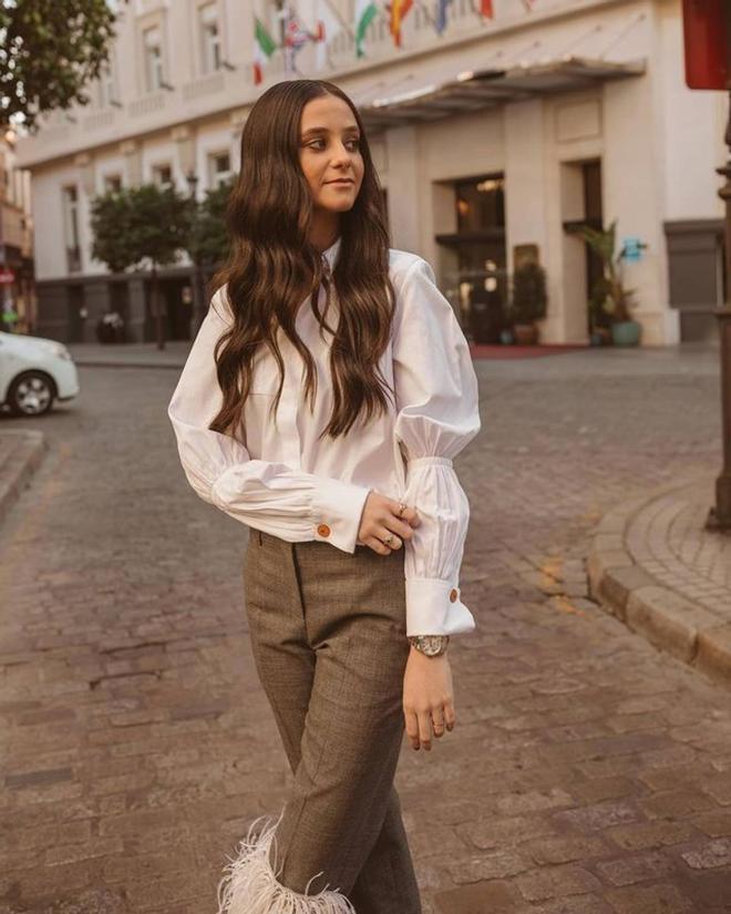 El look de Victoria Federica, con pantalones de plumas de Loewe, en Sevilla