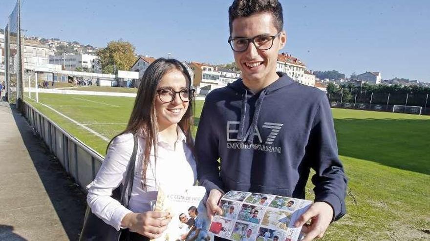 Dos jóvenes muestran el álbum y los cromos del Celta en Barreiro.