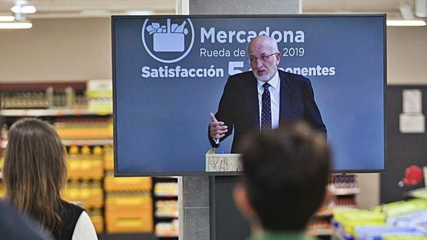 Una empleada de Mercadona sigue una conferencia de Roig.