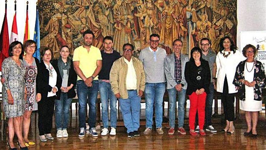 Los trece concejales de la Corporación Municipal en Toro posan en una foto de familia durante la última sesión plenaria del mandato.