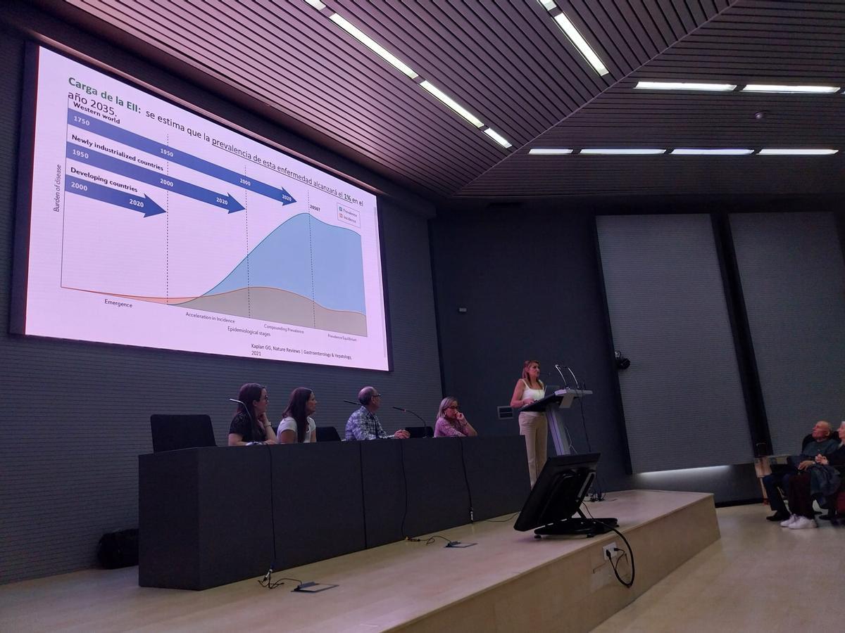 El foro fue organizado conjuntamente por la Unidad de Enfermedad Inflamatoria Intestinal del Hospital General Universitario de Elche y la Asociación de Pacientes de Colitis Ulcerosa y Enfermedad de Crohn de Valencia
