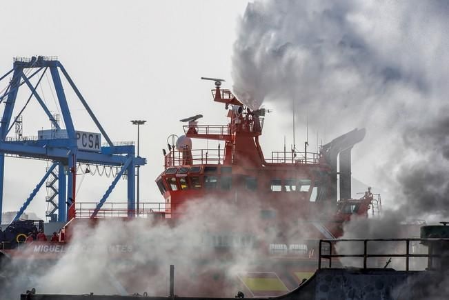 Incendio de un barco en el Muelle Reina Sofia