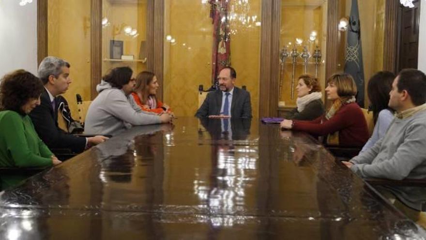 Una imagen de la reunión de ayer entre representantes municipales y de Dinoco.