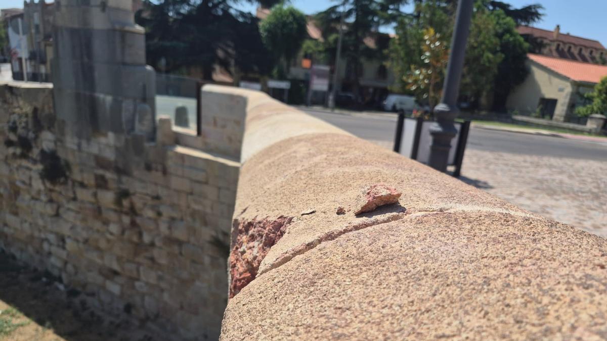 Detalle del daño causado en un sillar del Puente de Piedra.