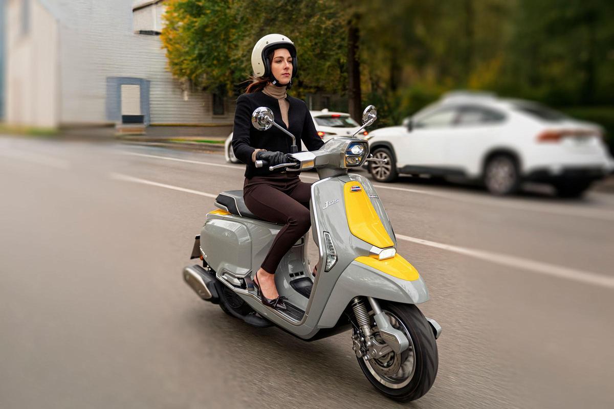 En el apartado mecánico, la nueva J 125 apuesta por un motor monocilíndrico de 124,6 centímetros cúbicos, cuatro válvulas, refrigeración líquida y homologación Euro 5