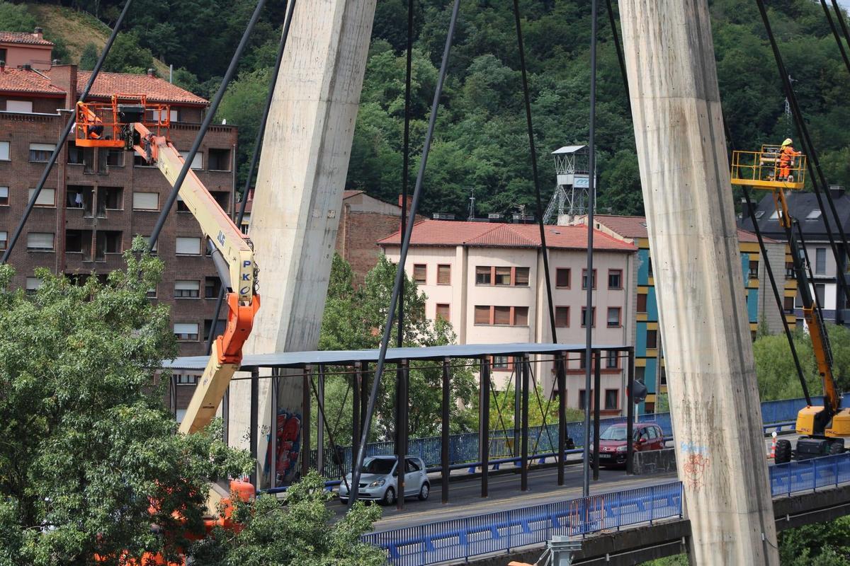 Obras en el puente, con la circulación pasando por el único carril abierto en el mes de julio.