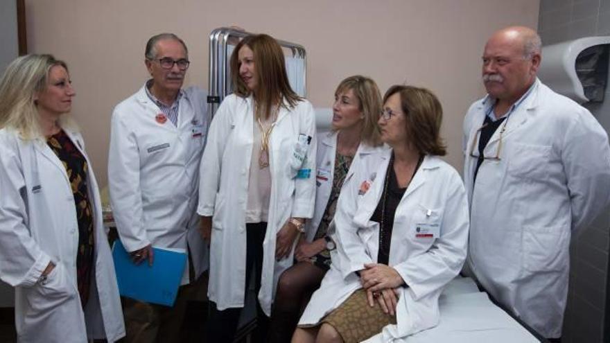 Enfermeros, médicos y parte de la dirección del Hospital de Sant Joan con su gerente, Beatriz Masa, tercera por la derecha, a la cabeza.
