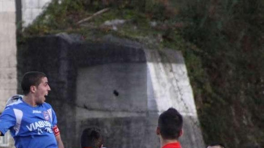 Ameixeiro y Camiño luchan por un balón. // Muñiz