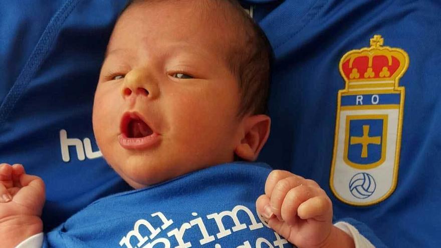 Leo Fidalgo López, con su camiseta del Oviedo.