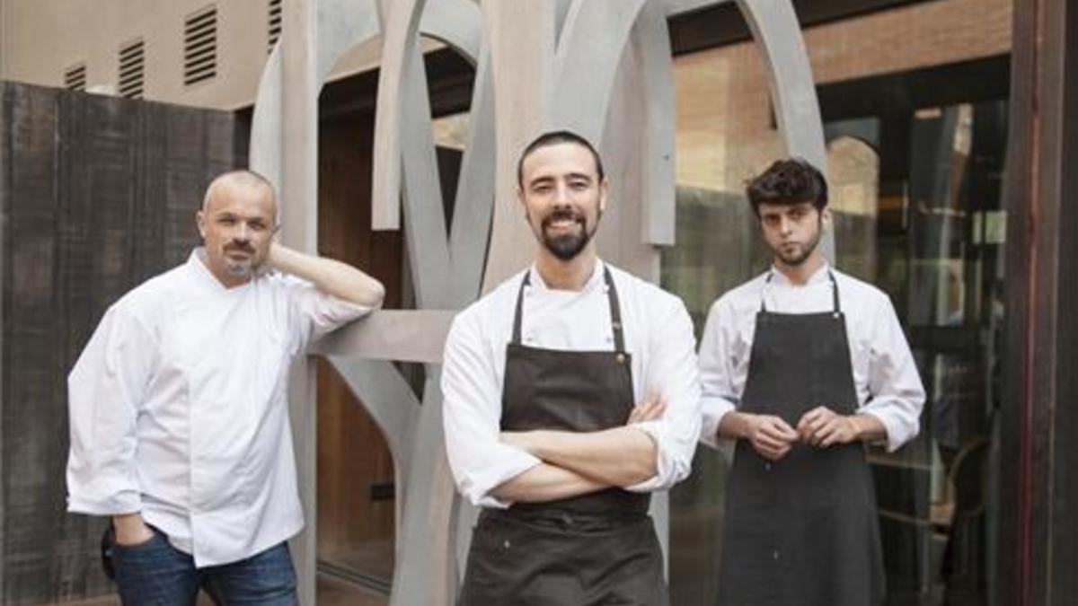 Guillem Oliva, Héctor Barbero y Pol Contreras, en el jardín de Monvínic. Foto: Isabel Mestre