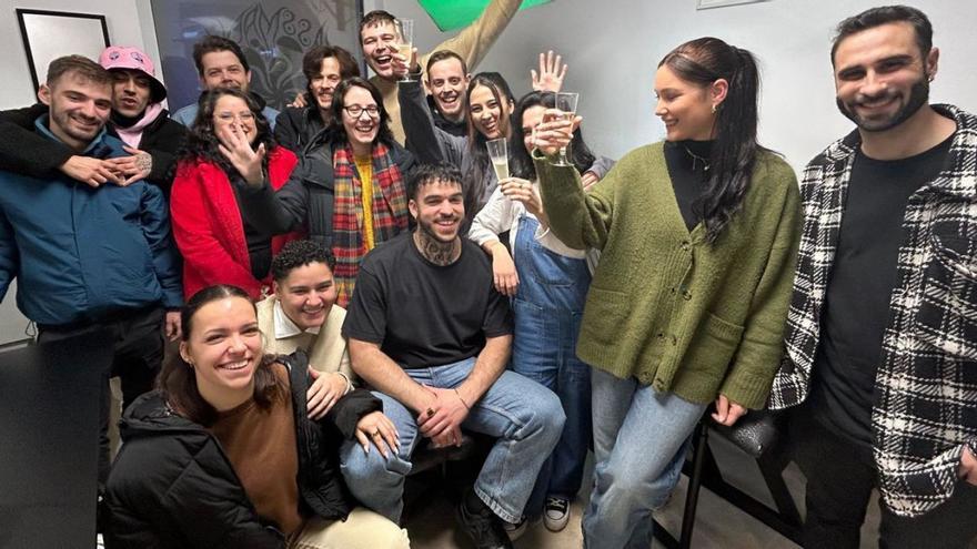 Nuno Pérez (centro) rodeado de familiares y amigos en la inauguración de Tassmania Tattoo.