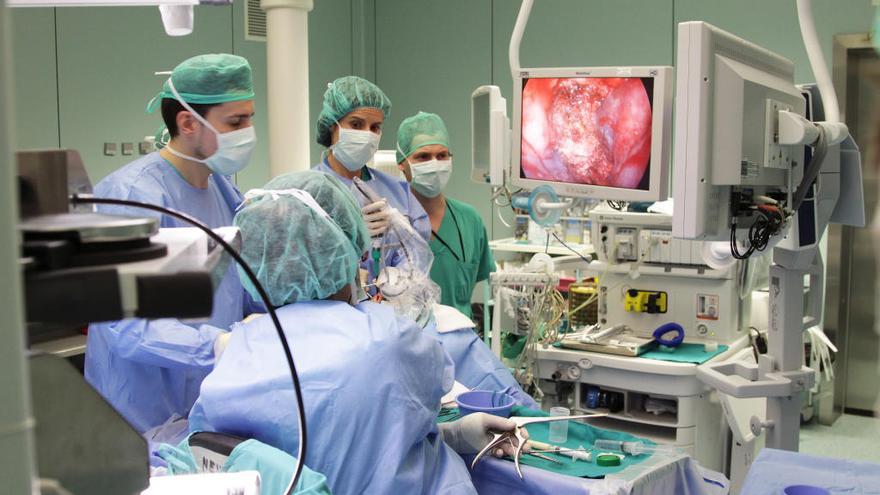 Imagen de un equipo en mitad de una intervención quirúrgica en La Fe.