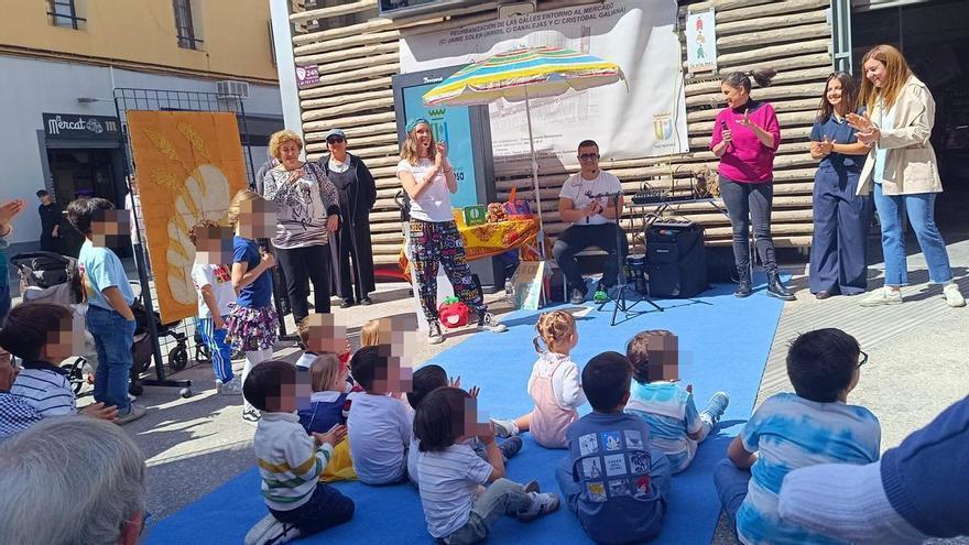 “Anem al Merc-Art” llena de creatividad el Mercat de La Vila con arte hecho por bebés