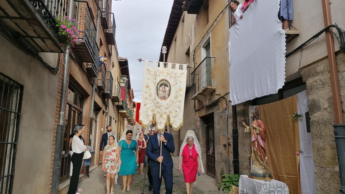 Las cofradías procesionan ante el altar situado en la calle La Reina de Toro