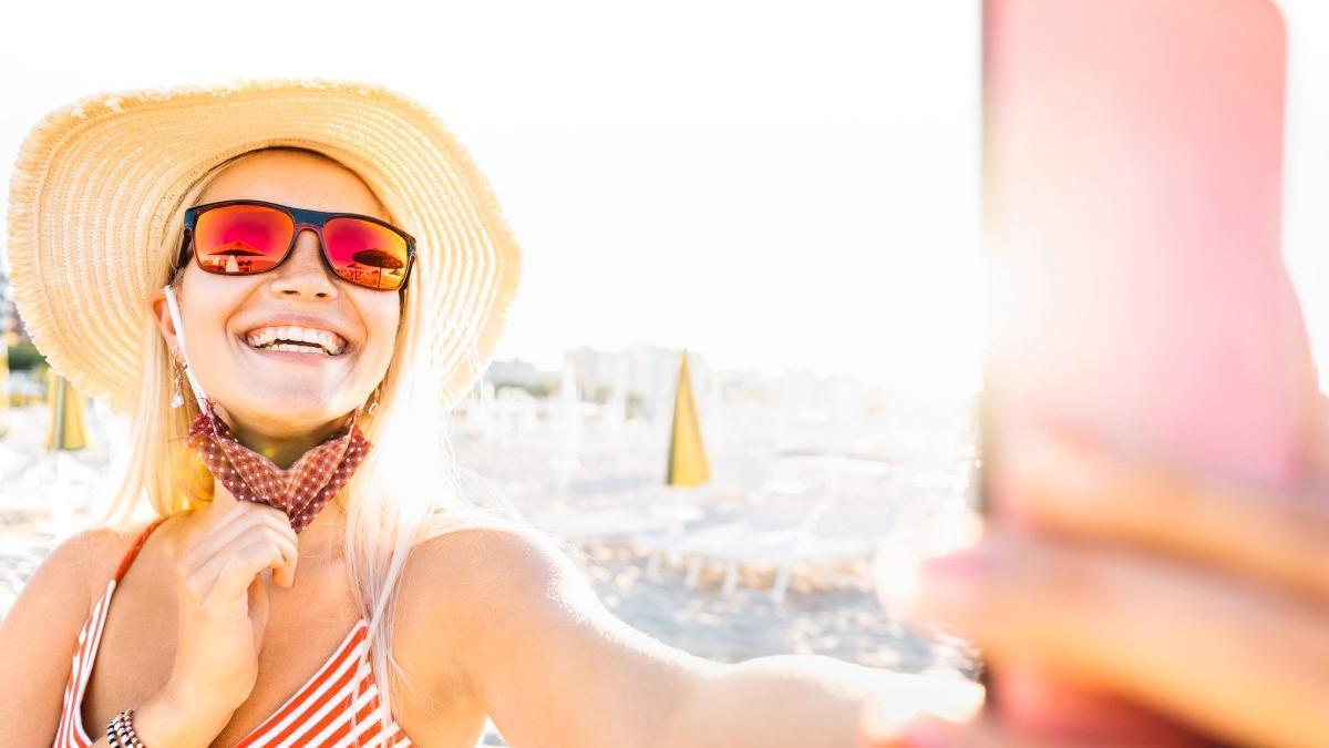 Si este verano volvemos a la playa o piscina con mascarilla, no olvides proteger tu piel.