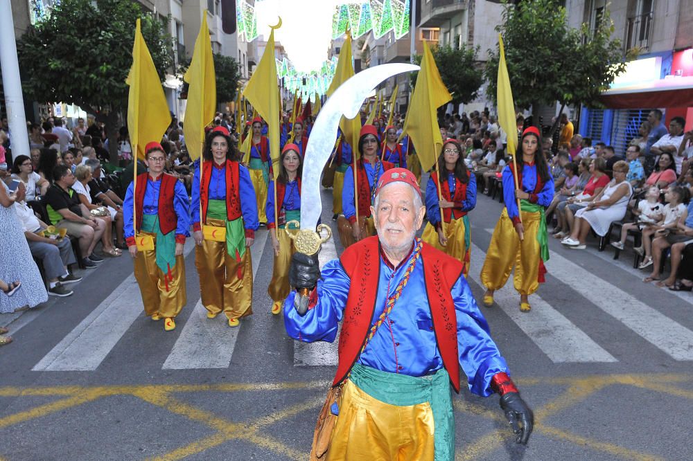 Miles de personas vibran en las calles con la Entrada Mora de Elche