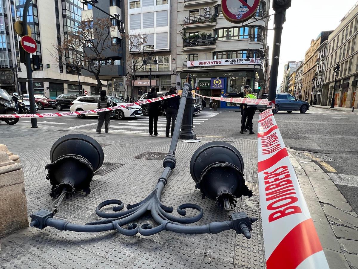 Caída de una farola en València el pasado jueves por una fuerte racha de viento.