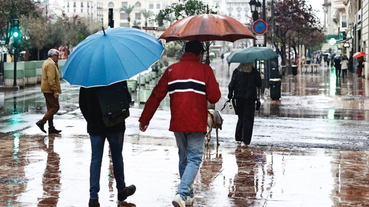 La lluvia ha llegado a València este lunes