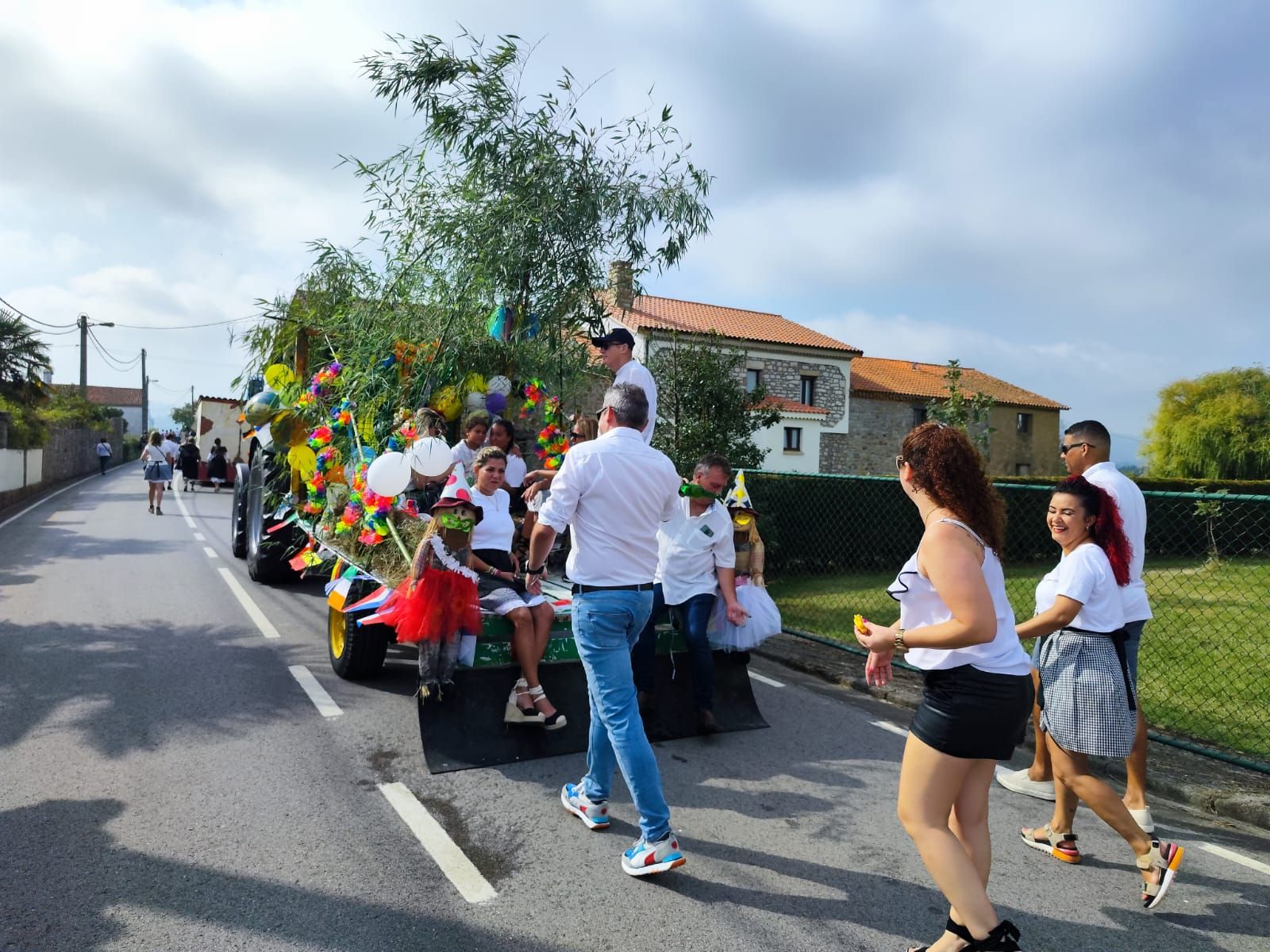 Quintueles, un derroche de color por San Bartolomé: así ha sido el desfile de carrozas