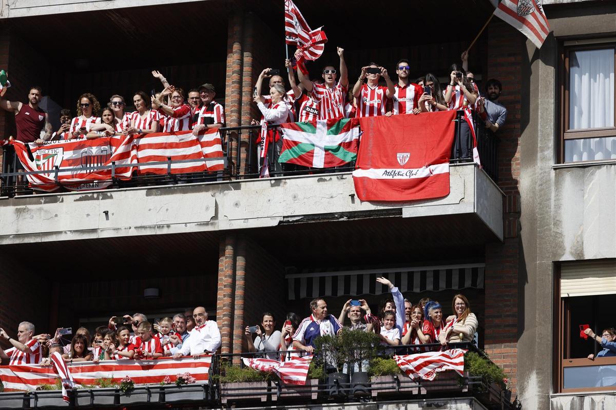 El Athletic celebra la Copa del Rey con una afición volcada con la gabarra. El Athletic celebra la Copa del Rey con una afición volcada con la gabarra.