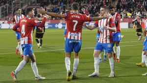 Los jugadores del Girona celebran uno de los goles de Stuani