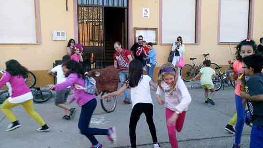 Los más pequeños corrieron carretones por las calles del pueblo.