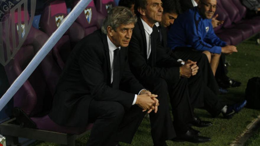 Manuel Pellegrini y Rubén Cousillas, concentrados durante el Málaga-Real Madrid de ayer.