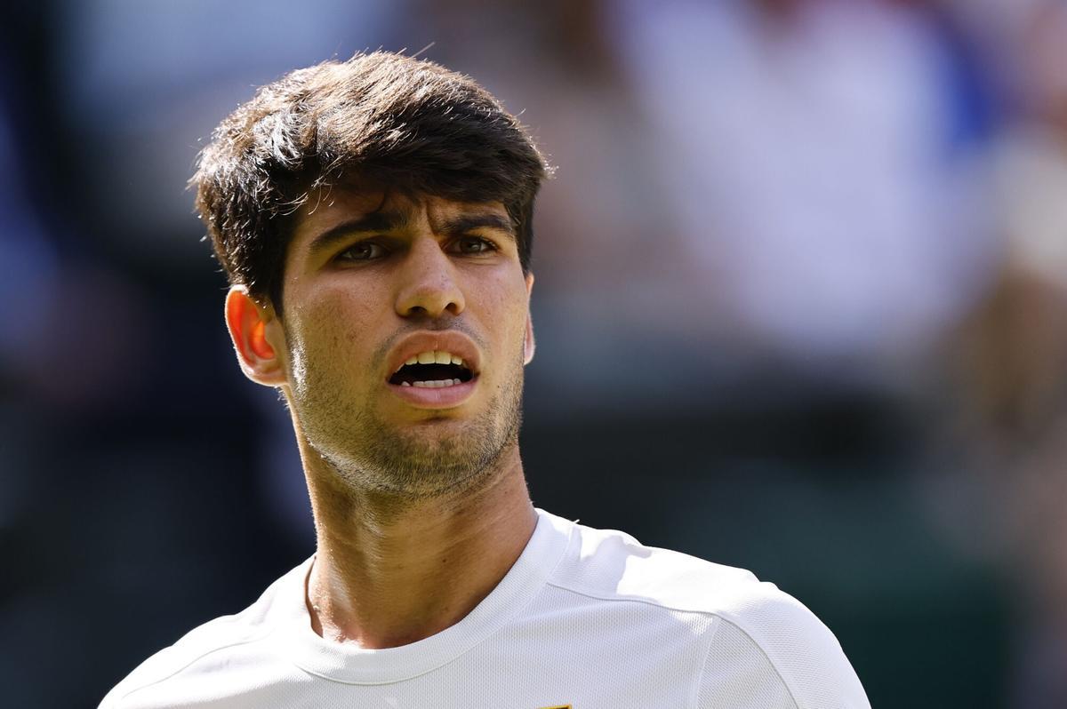 Wimbledon (United Kingdom), 13/07/2025.- Carlos Alcaraz of Spain reacts during the Men's Singles final match against Jannik Sinner of Italy at the Wimbledon Championships, Wimbledon, Britain, 13 July 2025. (Tenis, Italia, España, Reino Unido) EFE/EPA/TOLGA AKMEN EDITORIAL USE ONLY