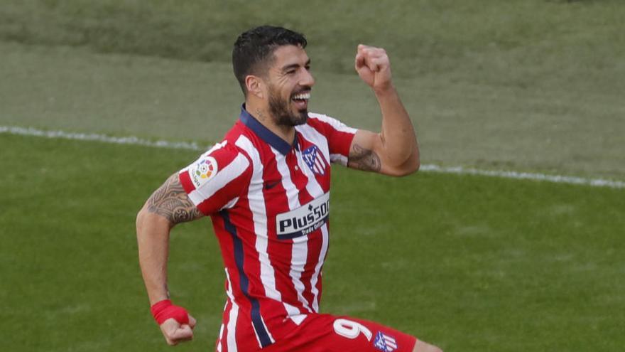 Luis Suárez celebra un gol al Cádiz.