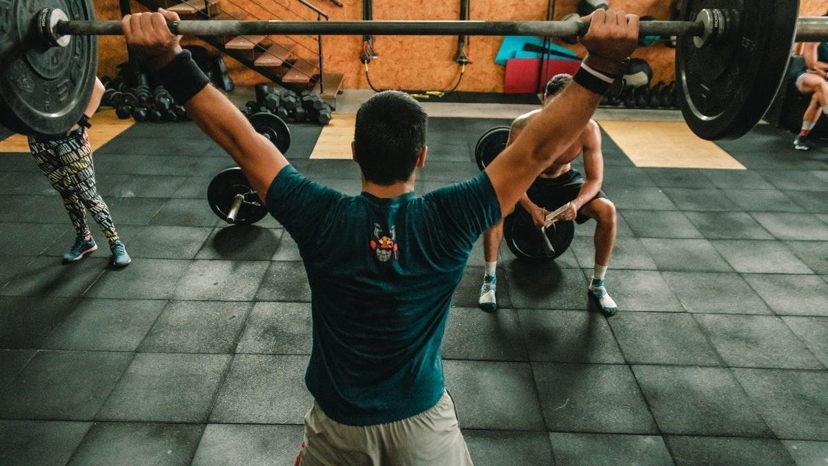 Un hombre practica crossfit en una imagen de archivo.