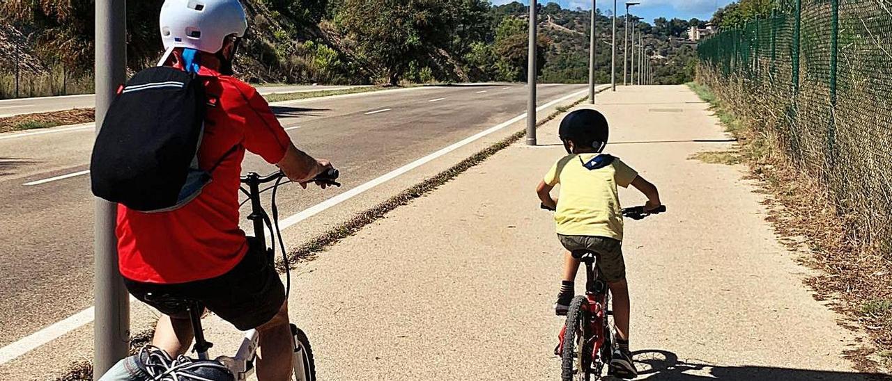 El niño de seis años suele ir en bicicleta o andando hasta el colegio.