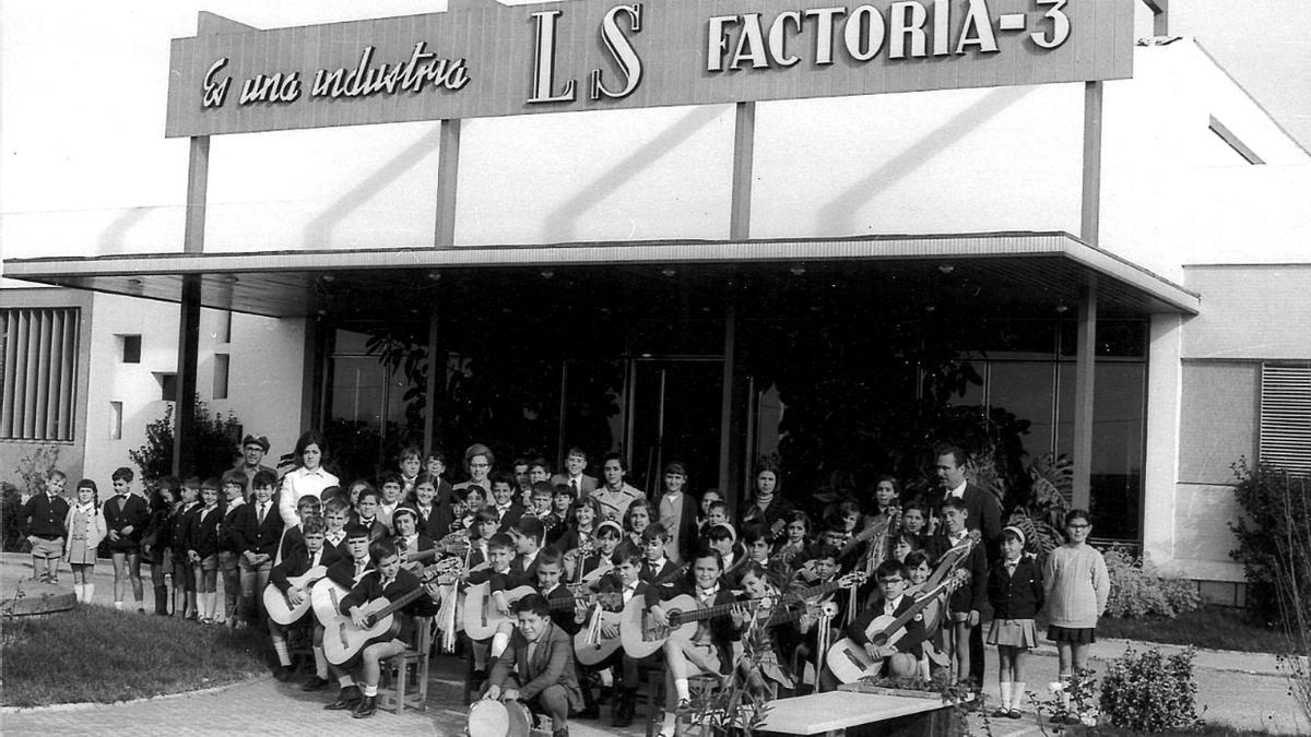 Alzira 1968. El premio gordo de la lotería de Navidad de 1968 repartió la suerte entre los trabajadores de Avidesa. Significó una gran inyección económica en Alzira. Los niños de San Ildefonso fueron invitados por el industrial Luis Suñer a visitar la factoría, como puede apreciarse en la imagen, Años más tarde, en el sorteo navideño de 1990, los agraciados fueron los trabajadores de la empresa Sor Ibérica, que se repartieron seis mil millones de las antiguas pesetas (36 millones de euros).