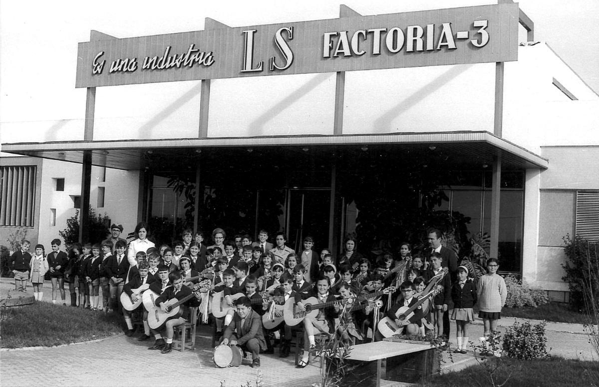 Alzira 1968. El premio gordo de la lotería de Navidad de 1968 repartió la suerte entre los trabajadores de Avidesa. Significó una gran inyección económica en Alzira. Los niños de San Ildefonso fueron invitados por el industrial Luis Suñer a visitar la factoría, como puede apreciarse en la imagen, Años más tarde, en el sorteo navideño de 1990, los agraciados fueron los trabajadores de la empresa Sor Ibérica, que se repartieron seis mil millones de las antiguas pesetas (36 millones de euros).