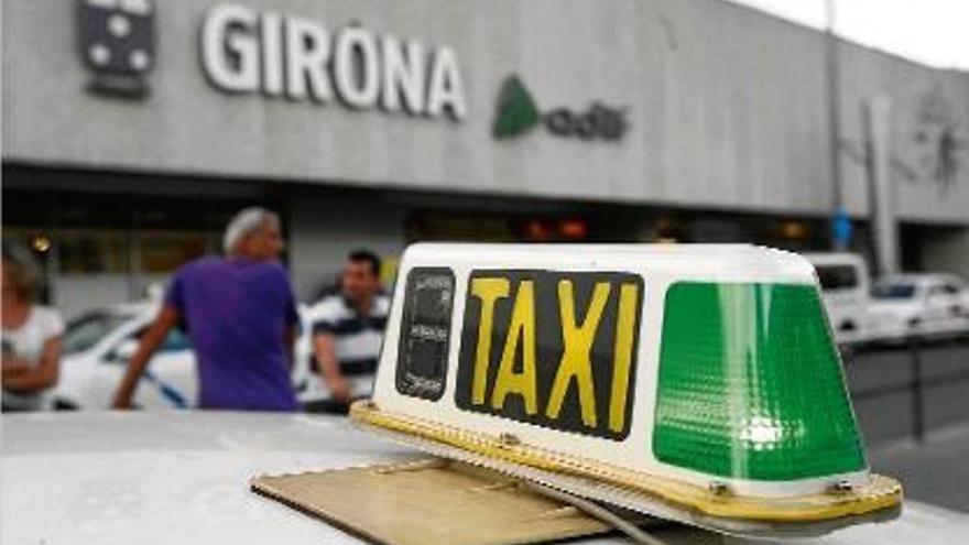 Un taxi aturat a la parada de l&#039;estació de Girona.