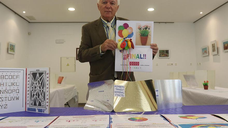 Antonio Manzanares, con una de sus propuestas para reconocer los colores.
