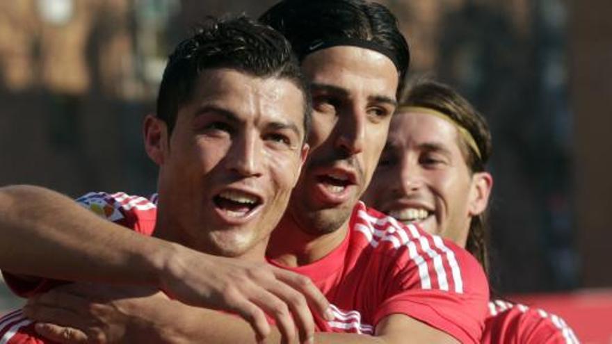 Los jugadores del Real Madrid celebran el gol de Cristiano.