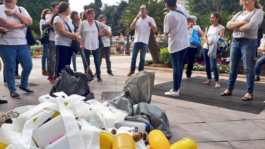 Limpiadoras de colegios protestan por sus cargas de trabajo