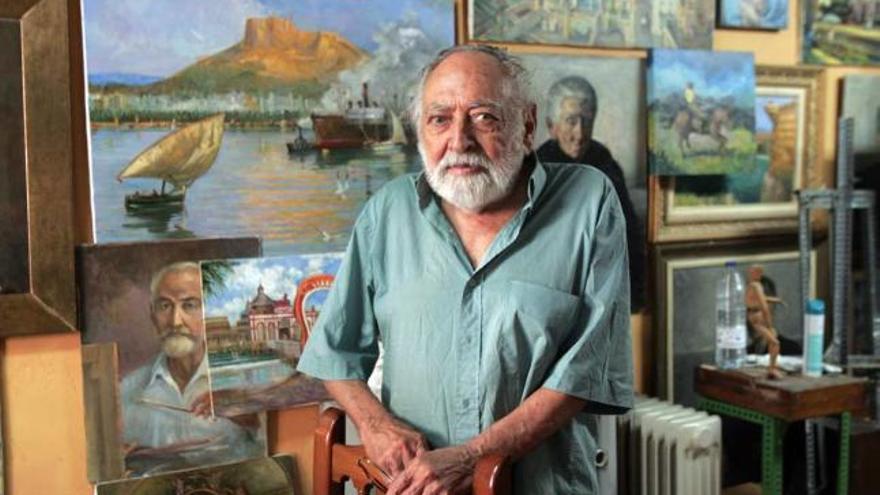 Eduardo Rodríguez Samper, en su estudio de pintura en Elche.