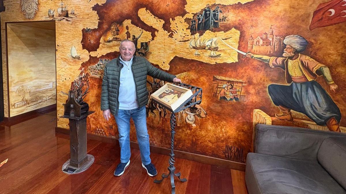 Benjamín Alba ante el mural que recoge la historia de García Fernández de la Plaza y el duelo frente a Barbarroja.